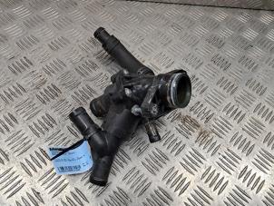 Gebruikte Thermostaathuis Mercedes GLA (156.9) 1.6 180 16V Prijs € 50,00 Margeregeling aangeboden door de Nollen autorecycling