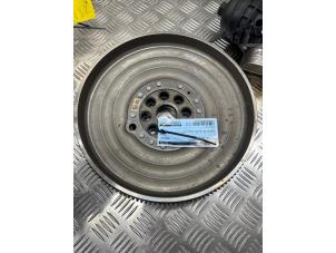 Gebruikte Vliegwiel dubbele massa Mercedes GLA (156.9) 1.6 180 16V Prijs € 65,00 Margeregeling aangeboden door de Nollen autorecycling