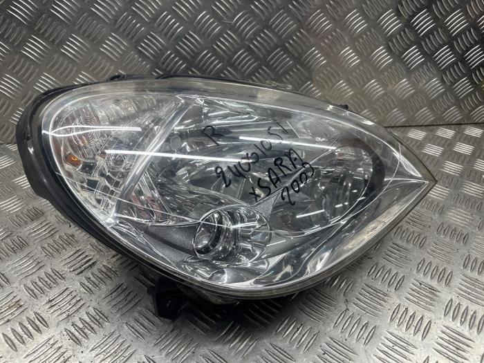 Koplamp rechts van een Citroën Xsara (N1) 1.6 16V 2003