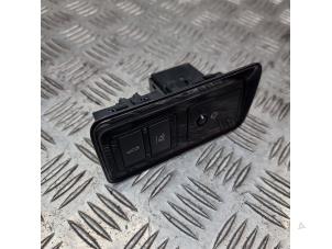 Gebruikte Schakelaar achterklep Jaguar XE 2.0 D E-Performance 16V Prijs € 50,00 Margeregeling aangeboden door de Nollen autorecycling