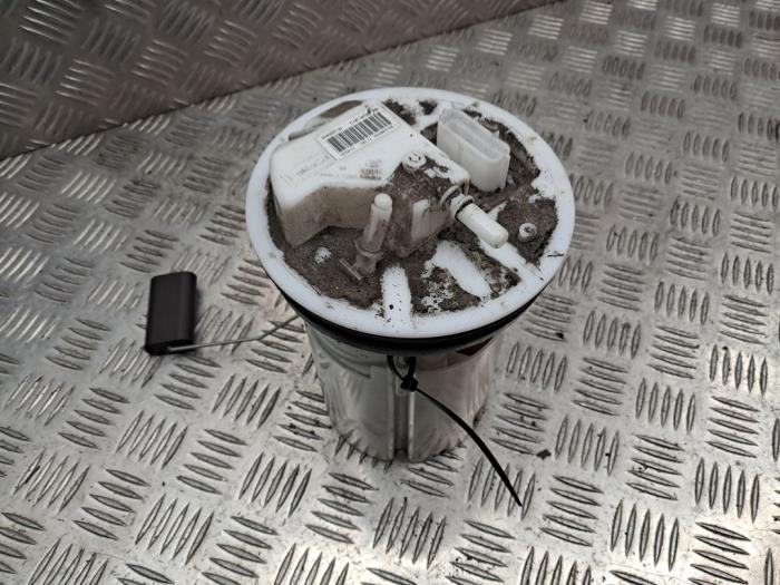 Gebruikte Tank element Pomp Ford Fiesta 6 (JA8) 1.0 Ti-VCT 12V 65 Van Prijs € 50,00 Margeregeling aangeboden door autodemontage denollen