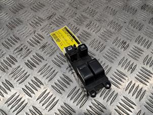 Gebruikte Ruit schakelaar elektrisch Nissan Almera Tino (V10M) 1.8 16V Prijs € 30,00 Margeregeling aangeboden door de Nollen autorecycling