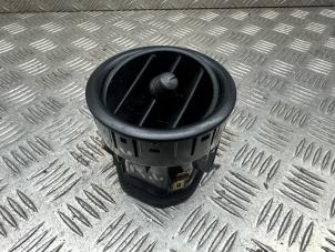 Gebruikte Luchtrooster Dashboard Mercedes Vito (447.6) 1.6 109 CDI 16V Prijs € 20,00 Margeregeling aangeboden door de Nollen autorecycling