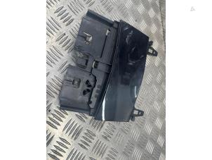 Gebruikte Opbergvak Mercedes GLK (204.7/9) 2.2 220 CDI 16V BlueEff.,BlueTEC 4-Matic Prijs € 45,00 Margeregeling aangeboden door de Nollen autorecycling