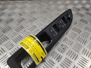 Gebruikte Elektrisch Raam Schakelaar Volkswagen Golf Plus (5M1/1KP) 2.0 TDI 16V Prijs € 50,00 Margeregeling aangeboden door de Nollen autorecycling