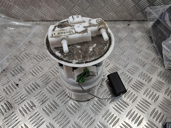 Gebruikte Tank element Pomp Dacia Sandero II 0.9 TCE 12V Prijs € 55,00 Margeregeling aangeboden door autodemontage denollen