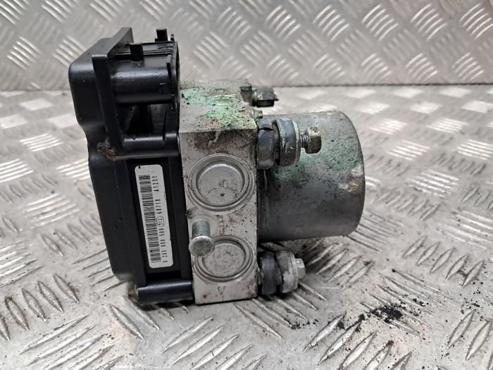 Gebruikte ABS Pomp Subaru Impreza II Plus (GG) 1.5 16V AWD Prijs op aanvraag aangeboden door autodemontage denollen