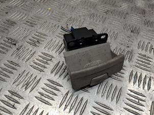 Gebruikte Schakelaar handrem Renault Vel Satis (BJ) 3.5 V6 24V Autom. Prijs € 19,95 Margeregeling aangeboden door de Nollen autorecycling