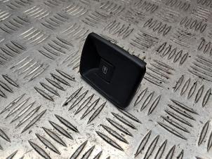 Gebruikte Ruit schakelaar elektrisch Mercedes Citan (415.6) 1.5 109 CDI Prijs € 14,95 Margeregeling aangeboden door de Nollen autorecycling