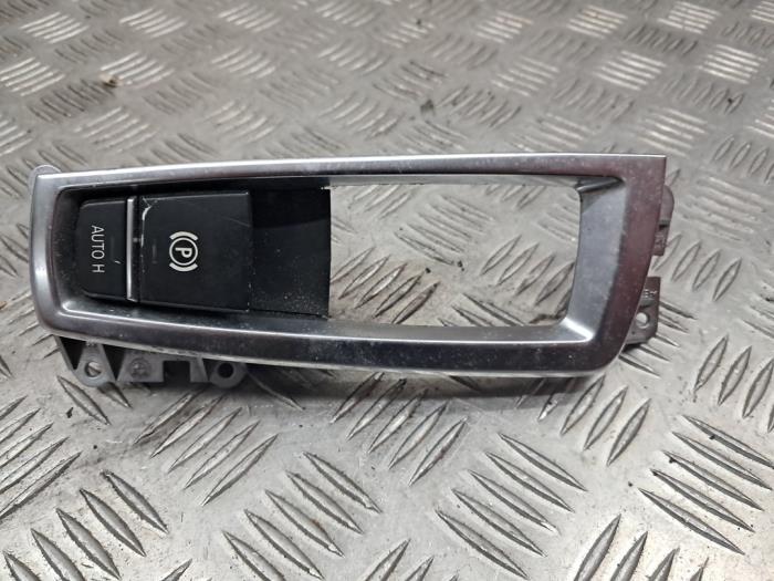 Gebruikte Handrem schakelaar BMW 7 serie (F01/02/03/04) 740d 24V Prijs € 34,95 Margeregeling aangeboden door autodemontage denollen