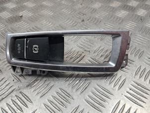 Gebruikte Handrem schakelaar BMW 7 serie (F01/02/03/04) 740d 24V Prijs € 34,95 Margeregeling aangeboden door de Nollen autorecycling