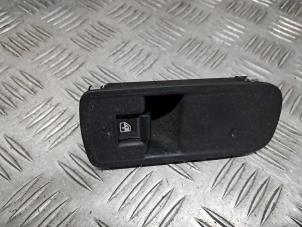 Gebruikte Ruit schakelaar elektrisch Alfa Romeo MiTo (955) 1.3 JTDm 16V Eco Prijs € 14,95 Margeregeling aangeboden door de Nollen autorecycling