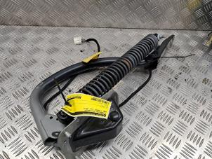 Gebruikte Achterklep Scharnier BMW 7 serie (F01/02/03/04) 740d 24V Prijs op aanvraag aangeboden door de Nollen autorecycling