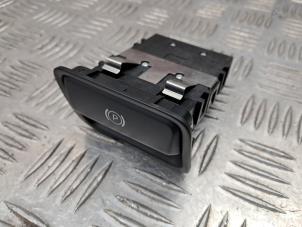 Gebruikte Handremhendel Mercedes CLA (117.3) 2.2 CLA-220 CDI, 220 d 16V Prijs € 12,00 Margeregeling aangeboden door de Nollen autorecycling