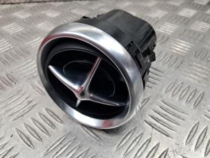 Gebruikte Luchtrooster Dashboard Mercedes SLK (R172) 3.5 350 V6 24V BlueEFFICIENCY Prijs € 48,40 Inclusief btw aangeboden door de Nollen autorecycling