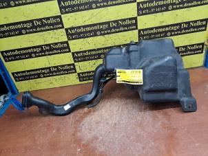 Gebruikte Ruitensproeiertank voor Mercedes A (W176) 1.6 A-160 16V Prijs € 35,00 Margeregeling aangeboden door de Nollen autorecycling