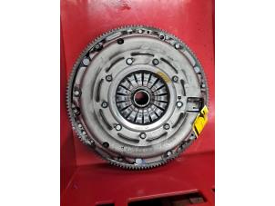 Gebruikte Vliegwiel dubbele massa Mercedes A (W176) 1.6 A-160 16V Prijs op aanvraag aangeboden door de Nollen autorecycling