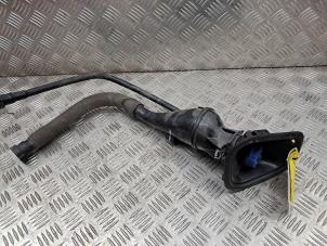 Gebruikte Vulpijp ad-blue tank Peugeot Expert (V1/VA/VB/VE/VF/VT/VY) 1.6 Blue HDi 95 16V Prijs € 84,70 Inclusief btw aangeboden door de Nollen autorecycling