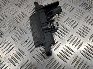 Gebruikte Achterklep Handgreep Mazda 3 Sport (BK) 1.3i 16V Prijs € 20,00 Margeregeling aangeboden door de Nollen autorecycling