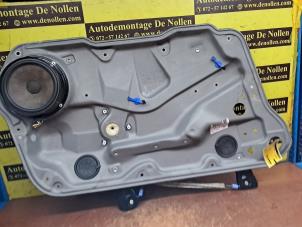 Gebruikte Ruitmechaniek 4Deurs links-voor Volkswagen Bora (1J2) 1.6 16V Prijs € 40,00 Margeregeling aangeboden door de Nollen autorecycling
