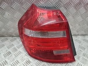 Gebruikte Achterlicht links BMW 1 serie (E87/87N) 118i 16V Prijs € 50,00 Margeregeling aangeboden door de Nollen autorecycling