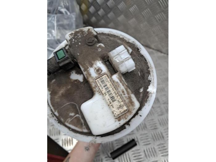 Gebruikte Tank element Pomp Renault Twingo II (CN) 1.2 16V Prijs € 45,00 Margeregeling aangeboden door autodemontage denollen