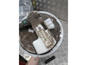 Gebruikte Tank element Pomp Renault Twingo II (CN) 1.2 16V Prijs € 45,00 Margeregeling aangeboden door de Nollen autorecycling