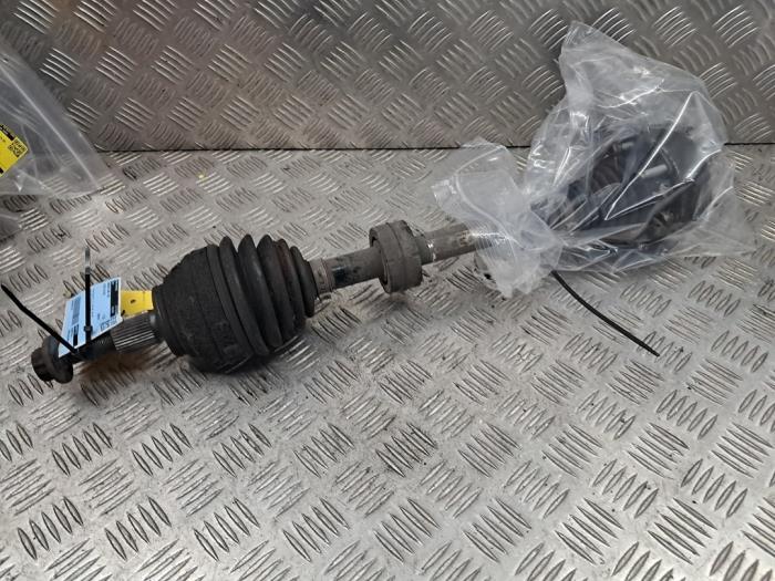 Gebruikte Aandrijfas links-voor Volkswagen Golf VII (AUA) 1.6 TDI 16V Prijs € 75,00 Margeregeling aangeboden door autodemontage denollen