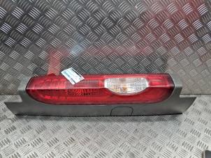 Gebruikte Achterlicht links Renault Trafic New (FL) 2.0 dCi 16V 115 Prijs € 45,00 Margeregeling aangeboden door de Nollen autorecycling