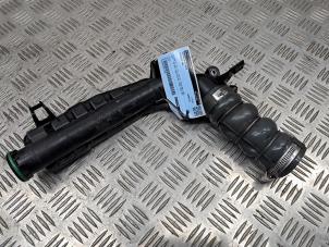 Gebruikte Intercooler Buis Peugeot 208 II (UB/UH/UP) 1.2 Vti 12V PureTech 130 Prijs € 25,00 Margeregeling aangeboden door de Nollen autorecycling