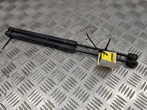 Gebruikte Set Gasdempers Achterklep Renault Megane III Berline (BZ) 1.6 16V Prijs € 15,00 Margeregeling aangeboden door de Nollen autorecycling