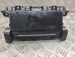 Gebruikte Opbergvak Peugeot 208 II (UB/UH/UP) 1.2 Vti 12V PureTech 100 Prijs € 29,00 Margeregeling aangeboden door de Nollen autorecycling