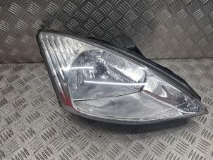 Gebruikte Koplamp rechts Ford Focus 1 1.6 16V Prijs € 30,00 Margeregeling aangeboden door de Nollen autorecycling