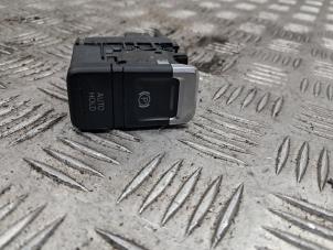 Gebruikte Handrem schakelaar Volkswagen Touareg (7PA/PH) 3.0 TDI V6 24V BlueMotion Technology SCR Prijs € 30,00 Margeregeling aangeboden door de Nollen autorecycling