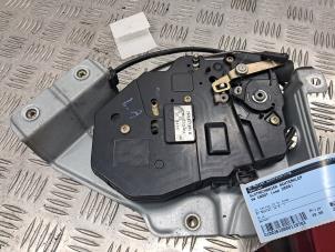 Gebruikte Slotmechaniek Achterklep Volkswagen Caddy III (2KA,2KH,2CA,2CH) 2.0 SDI Prijs € 39,99 Margeregeling aangeboden door de Nollen autorecycling