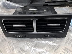 Gebruikte Luchtrooster Dashboard Volkswagen Touareg (7PA/PH) 3.0 TDI V6 24V BlueMotion Technology SCR Prijs € 30,00 Margeregeling aangeboden door de Nollen autorecycling