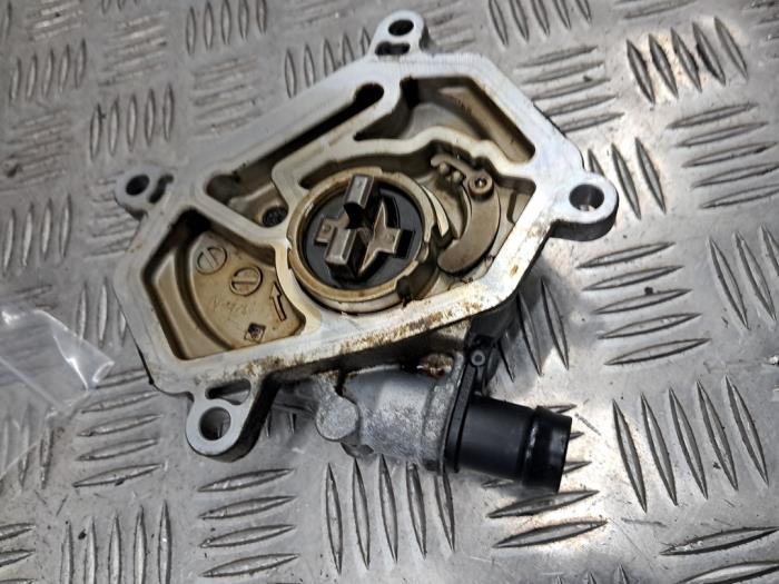 Gebruikte Vacuumpomp Rembekrachtiging Mercedes GLA (156.9) 1.6 180 16V Prijs € 50,00 Margeregeling aangeboden door autodemontage denollen