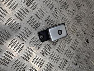 Gebruikte Handrem schakelaar Landrover Discovery IV (LAS) 3.0 TD V6 24V Prijs € 25,00 Margeregeling aangeboden door de Nollen autorecycling