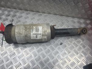 Gebruikte Schokdemper links-voor Landrover Discovery IV (LAS) 3.0 TD V6 24V Prijs € 175,00 Margeregeling aangeboden door de Nollen autorecycling