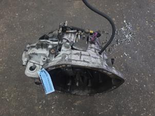 Gebruikte Versnellingsbak Renault Trafic New (FL) 2.0 dCi 16V 115 Prijs € 650,00 Margeregeling aangeboden door de Nollen autorecycling