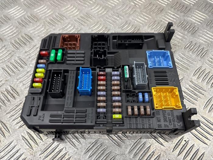 Gebruikte Bodycontrol Module Peugeot 208 II (UB/UH/UP) 1.5 BlueHDi 100 Prijs € 75,00 Margeregeling aangeboden door autodemontage denollen