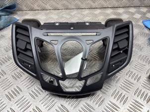 Gebruikte Radio omlijsting Ford Fiesta 6 (JA8) 1.25 16V Prijs € 20,00 Margeregeling aangeboden door de Nollen autorecycling
