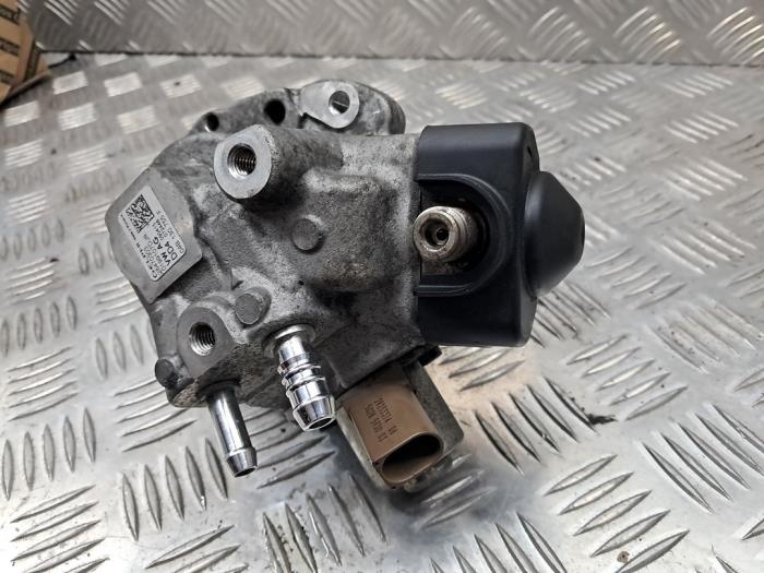 Dieselpomp van een Volkswagen Polo V (6R) 1.4 TDI DPF BlueMotion technology 2015