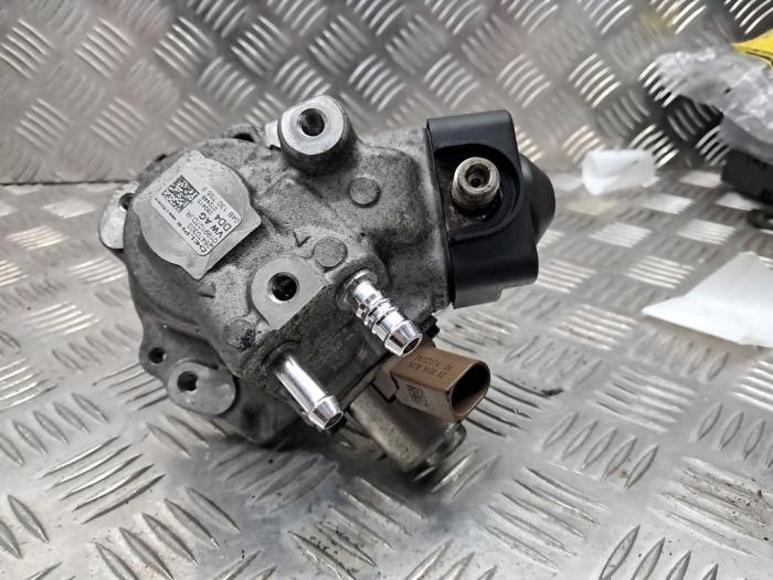 Dieselpomp van een Volkswagen Polo V (6R) 1.4 TDI DPF BlueMotion technology 2015