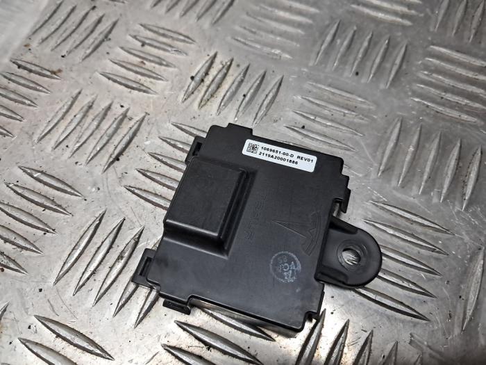Gebruikte Module Centrale Deurvergrendeling Tesla Model S P100D Prijs € 45,00 Margeregeling aangeboden door autodemontage denollen