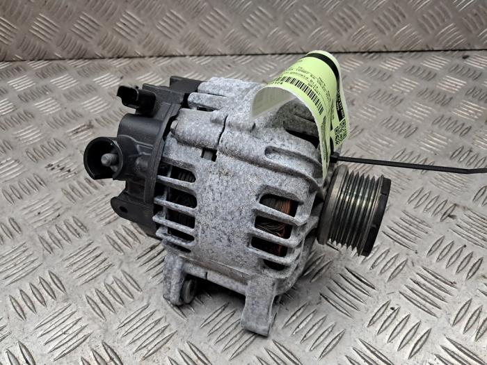 Gebruikte Dynamo Peugeot 208 II (UB/UH/UP) 1.2 Vti 12V PureTech 100 Prijs € 45,00 Margeregeling aangeboden door autodemontage denollen