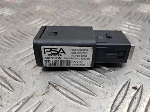 Gebruikte AUX/USB aansluiting Peugeot 208 II (UB/UH/UP) 1.2 Vti 12V PureTech 100 Prijs € 14,95 Margeregeling aangeboden door de Nollen autorecycling