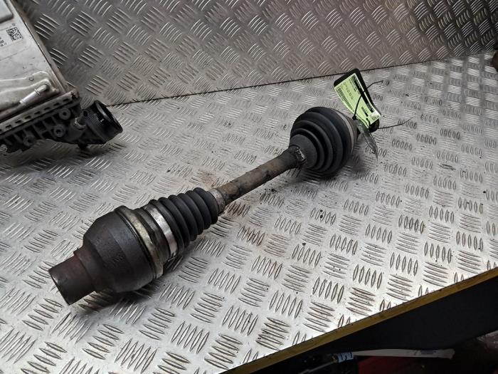 Gebruikte Steekas links-voor Volkswagen Golf VI Variant (AJ5/1KA) 1.4 TSI 160 16V Prijs € 50,00 Margeregeling aangeboden door autodemontage denollen