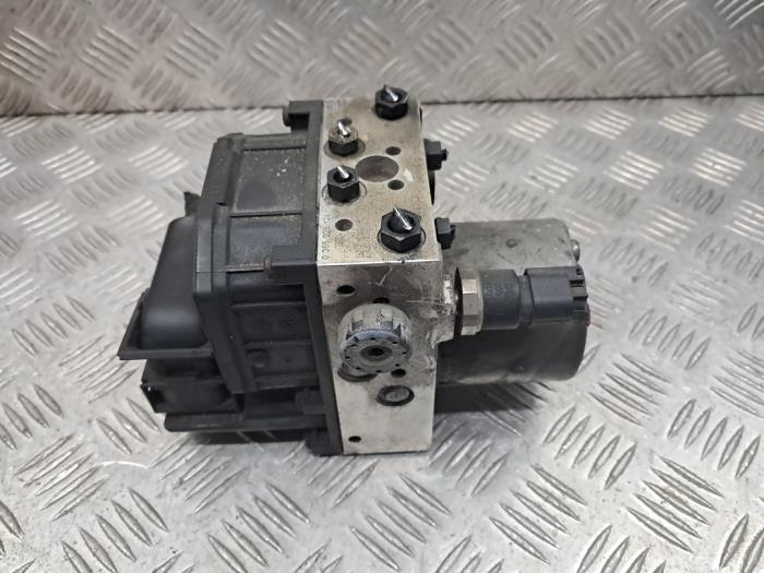 Gebruikte ABS Pomp Volkswagen Passat Variant 4Motion (3B6) 2.3 V5 20V Prijs € 50,00 Margeregeling aangeboden door autodemontage denollen