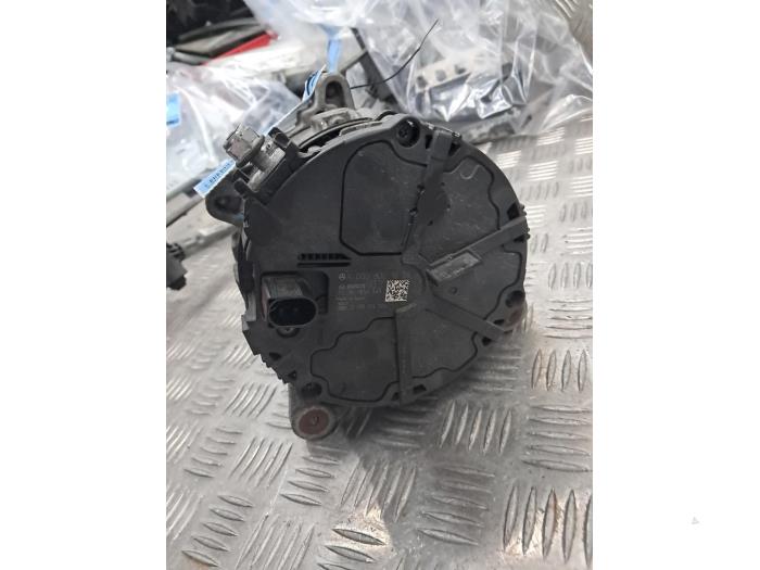 Dynamo van een Mercedes-Benz A (177.0) 1.3 A-180 Turbo 16V 2018